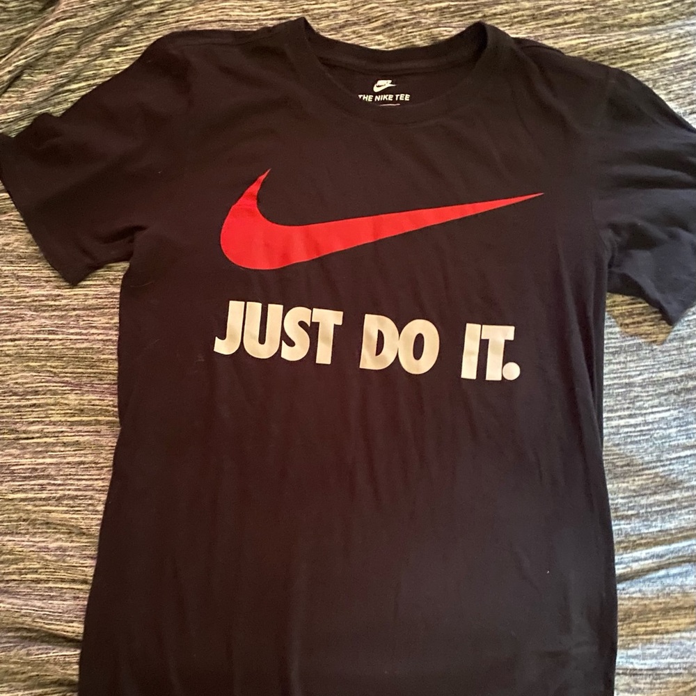 Men’s small Nike tee